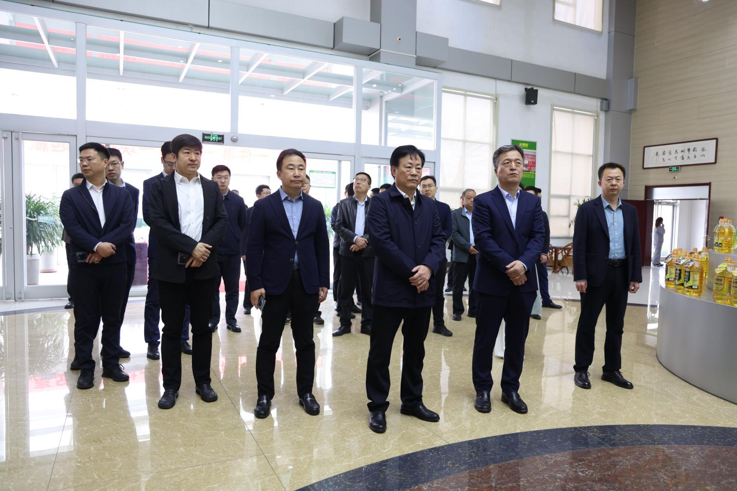 韩店镇“九企联政+高校+N”共创联盟座谈会与会人员来山东三星集团观摩