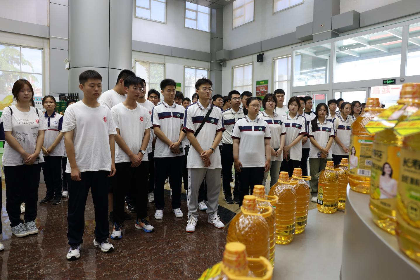 “家乡印记 梦想起航”——高三优秀毕业学子看家乡主题教育活动走进山东三星集团
