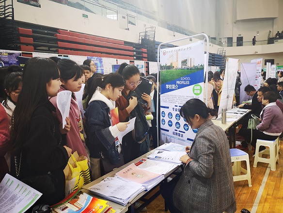 1565605854985560.jpg 郑大招聘会1.jpg