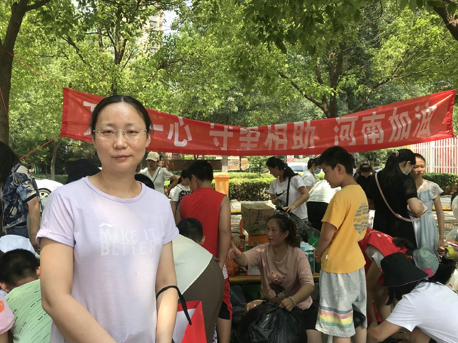 郑玲老师为新乡捐赠物资.jpg