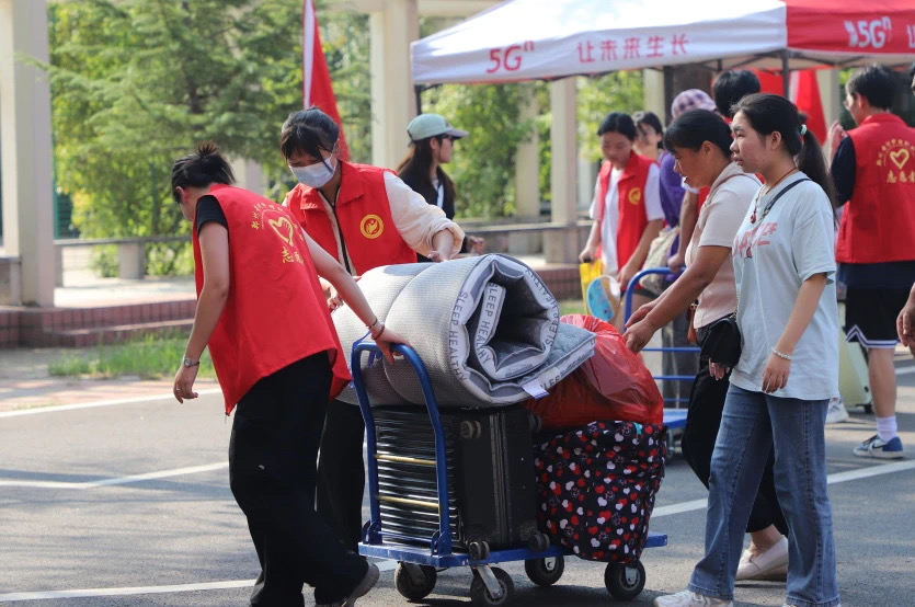 1725280915952423.jpg 5志愿者搬行李.jpg
