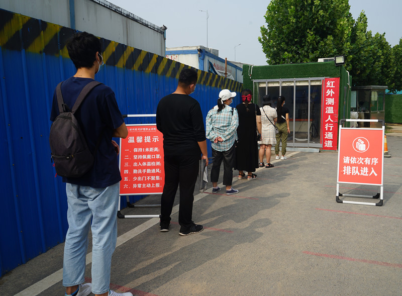 米兰2020届学生返校领取毕业证书