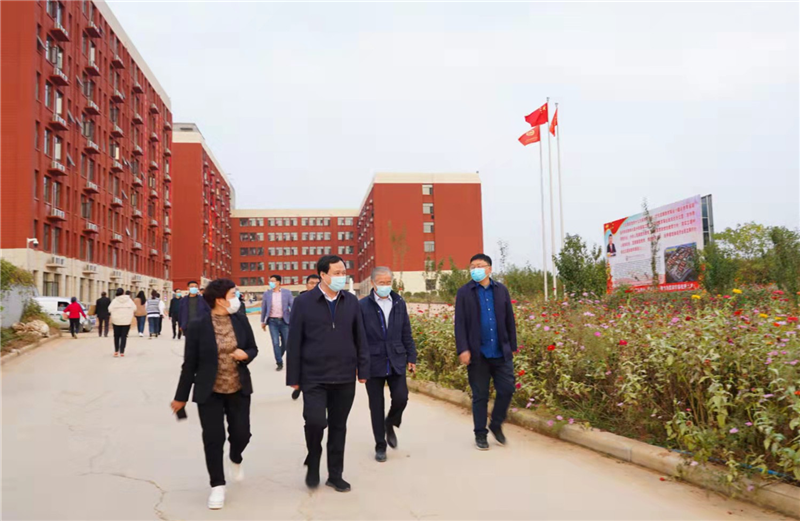 新密市米村镇党委书记、镇长一行到米兰新校区参观