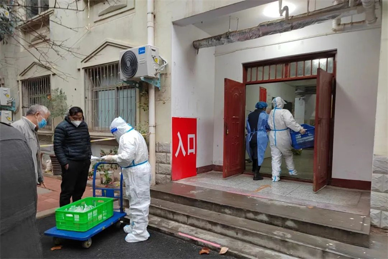 学院教师志愿者为学生送餐