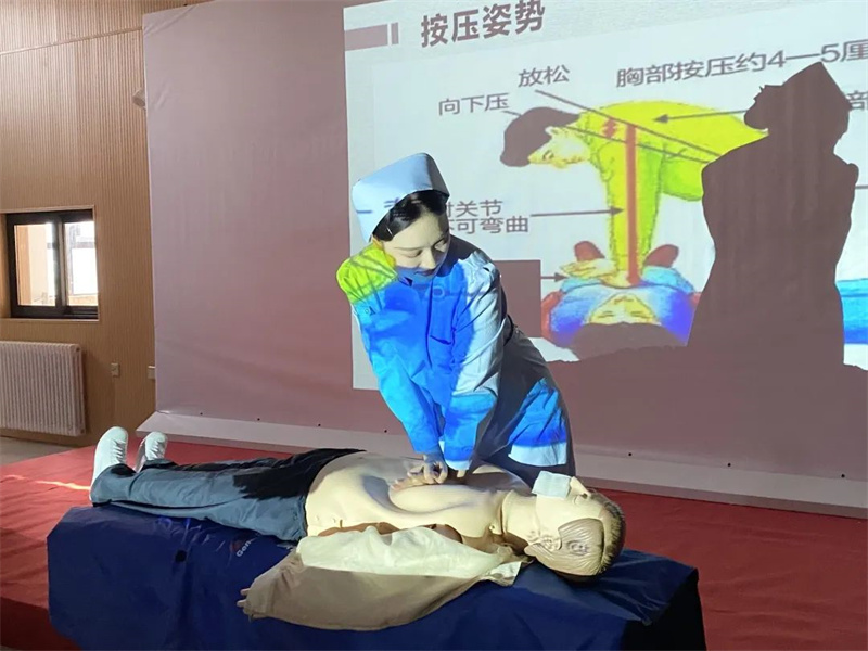 【护理系】米兰护理系到高新区红叶路小学开展师生急救技能培训