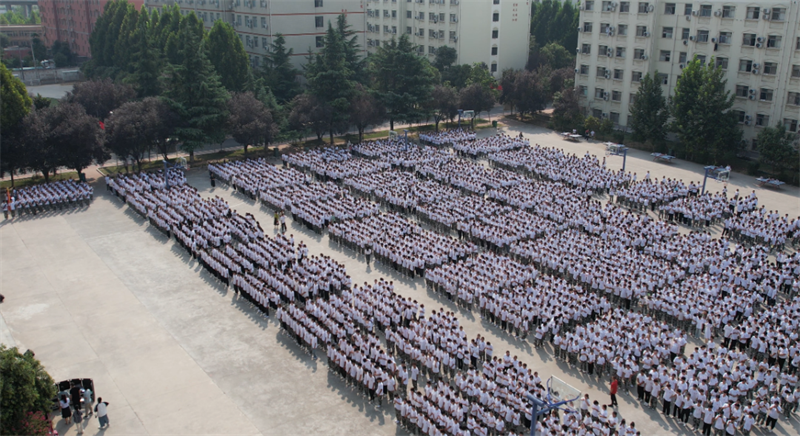 米兰举行2023级学生军训闭幕式