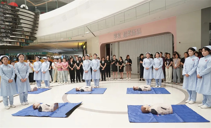 米兰深入新密市中强光年城市广场开展心肺复苏急救知识培训