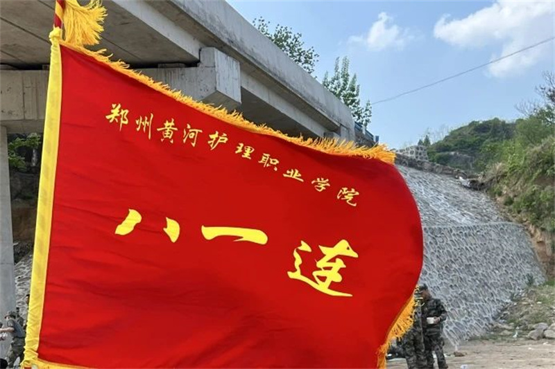 米兰八一连举行春季百人百里双向野营拉练活动