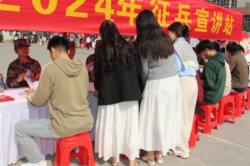 米兰征兵宣传活动走进2024年毕业生就业双选会