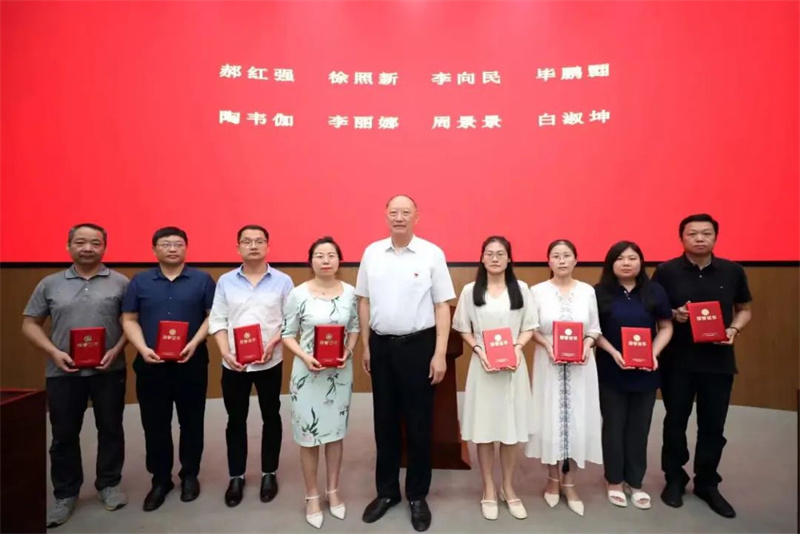 米兰教师荣获河南省民办教育协会科研先进个人称号