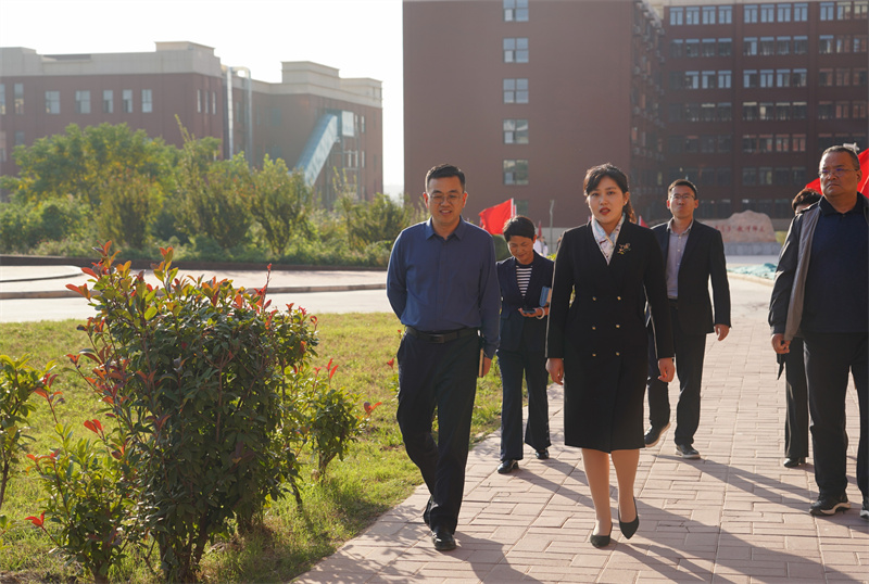 新密市人民法院党组书记、院长郭红伟走访调研米兰新密校区