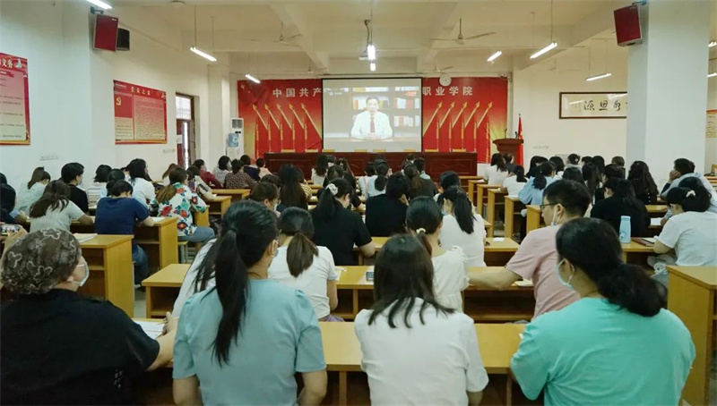 米兰组织观看高校党组织示范微党课展播第一讲