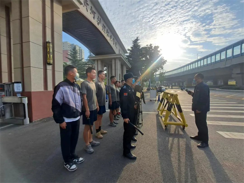 喜迎党的二十大 强化校园安保演习