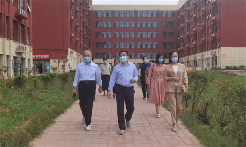 郑州市教育局副局长葛飞一行到米兰新密校区调研指导疫情防控工作