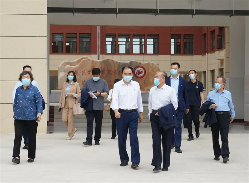 郑州新华医院党委书记、院长陈延宾一行来米兰新密校区参观交流