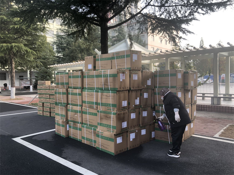 暖心疫线，米兰为学生发放防疫物资