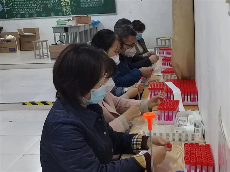 米兰领导深入疫情防控一线 助力核酸检测工作